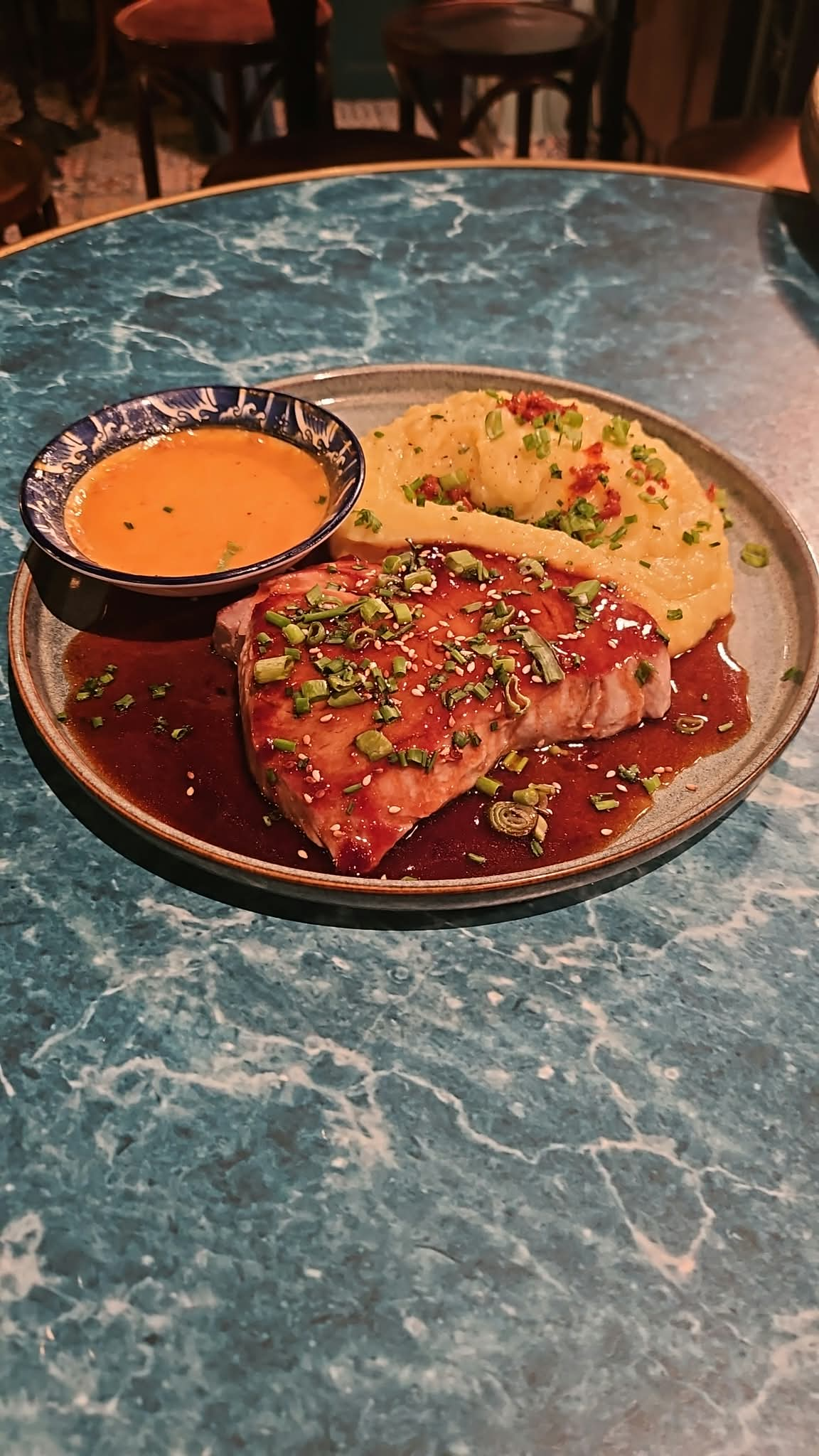 Thon, sauce maison et purée aux Carnets d'Édouard à Lyon