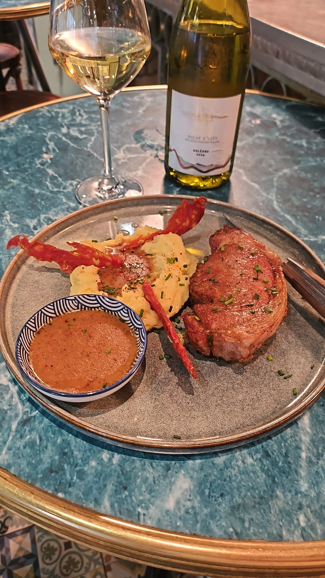 Pièce de viande et accompagnement maison dans le restaurant